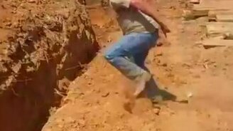 Строитель против канавы - смотреть видео (0:10)