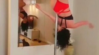 Кот-бесёнок и его привлекательная хозяйка - смотреть видео (1:57)