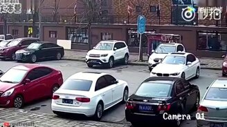 Окончание парковки водителя-чайника - смотреть видео (0:55)