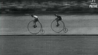 Гонки на велосипедах в 1928 году - смотреть видео (1:18)
