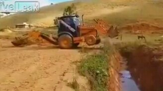 Экскаватор против рва - смотреть видео (1:29)