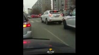 Старт назад на зелёный сигнал светофора - смотреть видео (0:32)