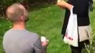 Бросок яблоком в голову значит "да"! - смотреть видео (0:43)