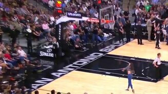 Невероятно дальний бросок девушки - смотреть видео (0:53)