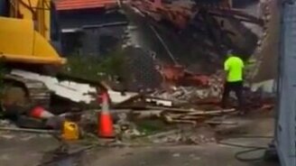 Ковш внезапно отвалился - смотреть видео (0:18)