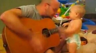 Малыш гитарист - смотреть видео (1:48)