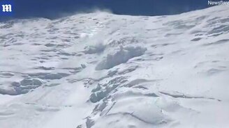 Снежная лавина накрывает альпинистов - смотреть видео (1:37)