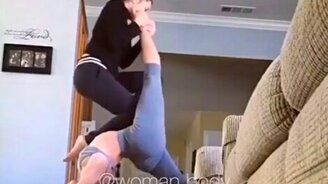 Гибкая силачка - смотреть видео (0:21)