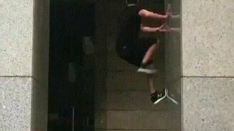 Как взобраться вверх по гладкой плитке - смотреть видео (0:15)