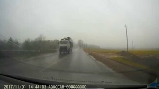 Лёд со встречной фуры опасен - смотреть видео (0:27)