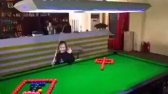 Маленькая мастерица бильярда - смотреть видео (1:58)