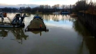 Выгрузка баржи методом переворачивания - смотреть видео (2:38)