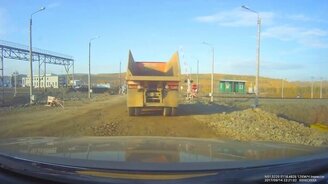 Чудак на грузовике против поезда - смотреть видео (1:10)