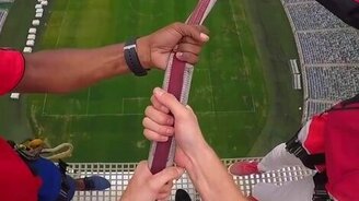 Экстремальный прыжок на стадион - смотреть видео (0:48)