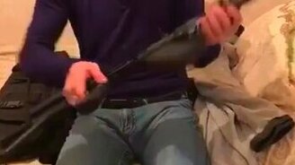 Осторожнее с заряженным оружием! - смотреть видео (0:09)