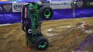 Уникальный трюк на автомонстре - смотреть видео (1:19)