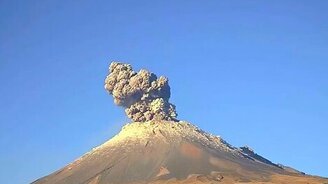 Вулкан выпускает пепел - смотреть видео (0:45)