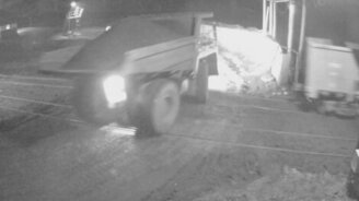 БелАЗ сносит вагон с рельсов - смотреть видео (0:44)