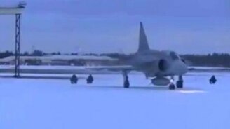 На снегоходах за самолётом - смотреть видео (1:08)