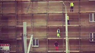 Слаженная работа строителей - смотреть видео (0:41)