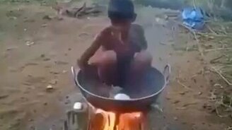 Искупался в казане на костре - смотреть видео (0:41)