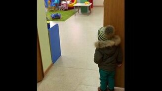 Малыш забирает сестру из детского сада - смотреть видео (1:20)