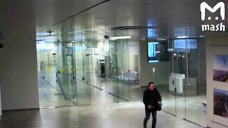 Пробил головой стеклянную стену - смотреть видео (0:12)