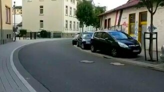 Как испугать окружающих, будучи на мопеде - смотреть видео (0:17)