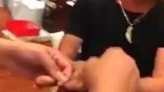 Фокус со связанными пальцами - смотреть видео (1:10)