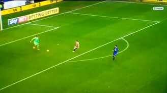 Промах года в футболе - смотреть видео (0:17)