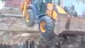 Неудача с техникой и краном - смотреть видео (1:25)