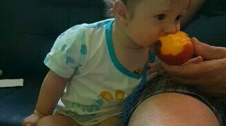 Первый персик в жизни - смотреть видео (0:42)