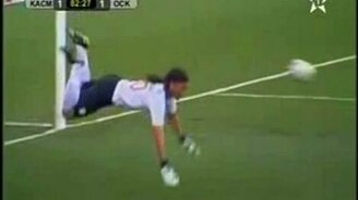 Отбил гол пяткой - смотреть видео (0:29)