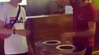 Азиат против турецкого мороженщика - смотреть видео (0:59)