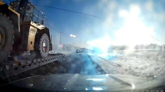 Короткое замыкание над дорогой - смотреть видео (0:13)