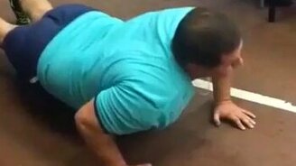 Когда не умеешь отжиматься, но очень хочется - смотреть видео (0:33)