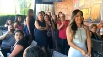 Не достанься, букет, никому! - смотреть видео (0:31)