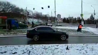 Косим траву под снегом - смотреть видео (0:36)