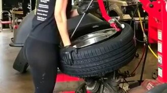 Девушка-шиномонтажница - смотреть видео (1:00)