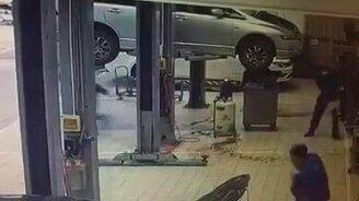 Смешная неудача в автосервисе - смотреть видео (0:31)