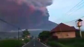 Извержение вулкана на Бали - смотреть видео (0:44)