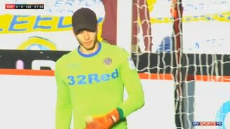 Фанат дал кепку вратарю - смотреть видео (0:26)