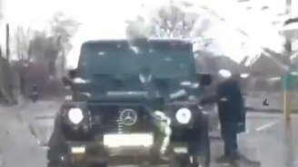 Бабушка на Гелендвагене - смотреть видео (0:23)