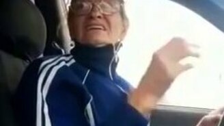 Бабушка учится вождению - смотреть видео (1:19)