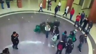 Сбил новогоднюю ёлку - смотреть видео (0:19)