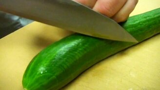 Как сделать змею из огурца - смотреть видео (5:06)