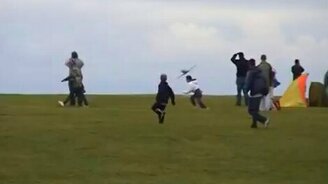 Так низко пролетел над зрителями! - смотреть видео (0:22)