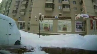 Дворник из-под колёс - смотреть видео (0:26)