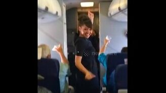 Стюардесса-артистка - смотреть видео (1:25)