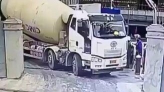 Падение бетономешалки на стройке - смотреть видео (0:36)